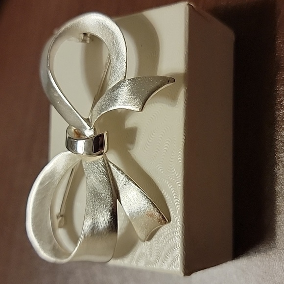 Silver Tone Large Christmas Ribbon Bow Metal Brooch Pin Holiday Vintage? Costume - Picture 12 of 16